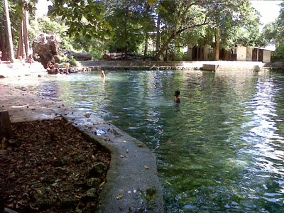 KOLAM CAMPLONG -- Kondisi Kolam Renang Camplong,
Kecamatan Fatuleu tampak masih sepi penggunjungnya. Gambar diambil, Kamis (14/6/2012).