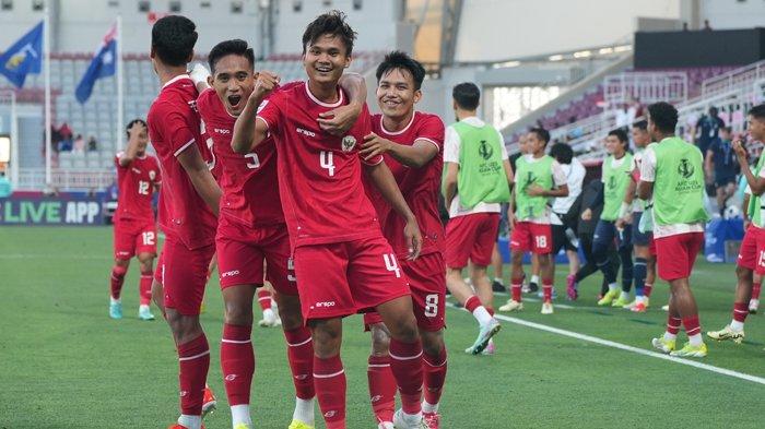 Pemain Timnas U23 Indonesia, Komang Teguh (kedua dari kanan) selebrasi bersama rekannya setelah menceploskan gol ke gawang Australia pada matchday kedua Grup A Piala Asia U23 2024 di Stadion Abdullah bin Khalifa, Doha, Kamis (18/4/2024). Indonesia menang 1-0.