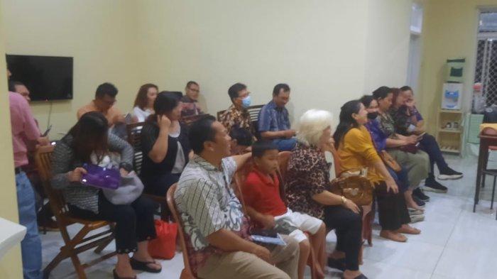 SERIUS -Anggota POMADE serius menyimak sosialisasi KSP Kopdit Pintu Air oleh Farida Denura, jumat, 28 Juli 2023.
