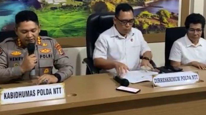 JUMPA PERS - Kabid Humas Polda NTT, Kombes Pol. Henry Novika Chandra (kiri) dan Dirkrimsus Polda NTT (tengah) saat konferensi pers mengenai kasus Kapolres Ngada non aktif AKBP Fajar Widyadharma Lukman, Selasa (11/3/2025).