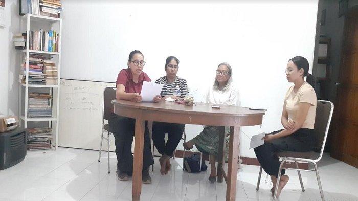 Koordinator Jaringan Solidaritas Mariance Kabu, Pendeta Emmy Sahertian saat memberikan keterangan kepada awak media