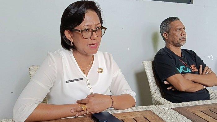 Koordinator Pokja Perubahan Iklim, Sherley Wila Huky bersama Direktur Bengkel Advokasi Pengembangan dan Pemberdayaan Kampung (APPeK) NTT, Vinsen Bureni saat memberikan keterangan pers, Kamis (8/5/2025).