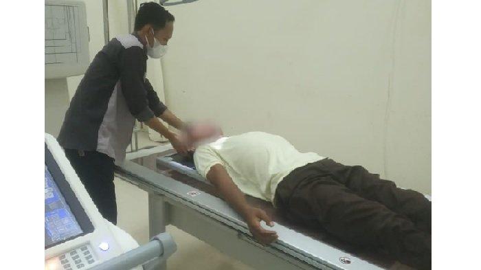 Korban melakukan visum di RSUD Komodo Labuan Bajo usai dianiaya Kapolsek Komodo. Rabu 13 September 2023.