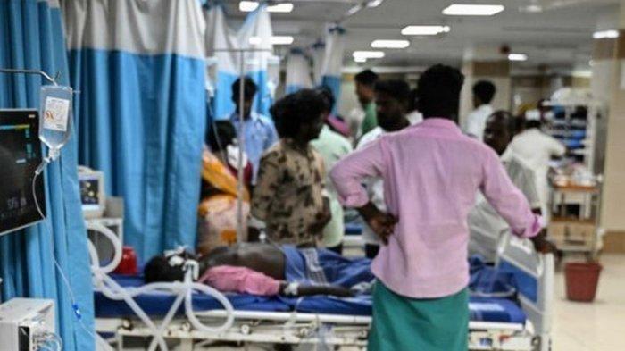 Para pasien yang mengkonsumsi alkohol beracun terlihat dirawat di sebuah rumah sakit pemerintah di distrik Kallakurichi, negara bagian Tamil Nadu, India pada 20 Juni 2024.