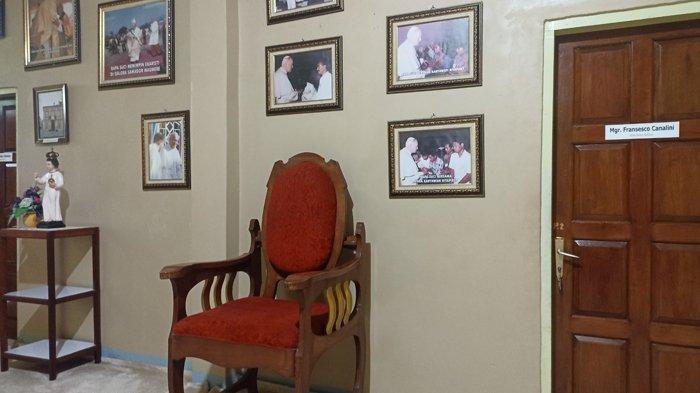 Kursi yang digunakan Paus Yohanes Paulus II saat memimpin perayaan ekaristi di Gelora Samador Maumere.