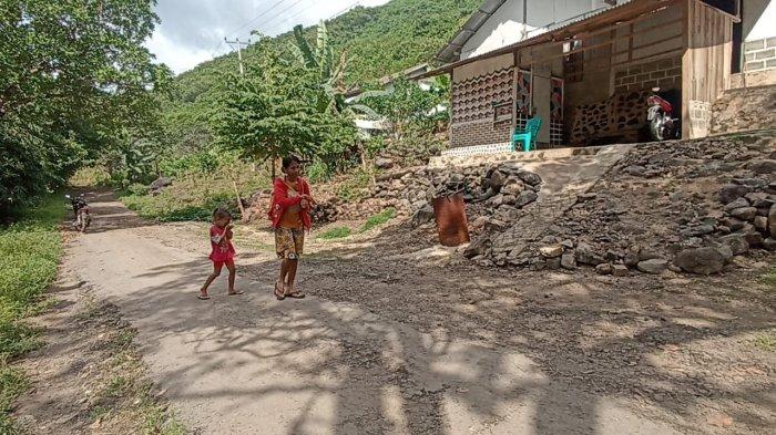 TERTUTUP ABU - Abu Vulkanik Gunung Lewotobi Laki-laki di Kabupaten Flores Timur NTT melanda wilayah Desa Lewomada Kecamatan Talibura Kabupaten Sikka, Kamis (24/4/2025).
