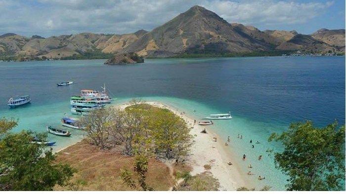 PULAU KELOR - Pulau Kelor Labuan Bajo. Begitu banyak Wisata Labuan Bajo yang wajib dikunjungi begitu juga dengan wisata kuliner, ada begitu banyak Aneka Dessert yang menggungah selera ada Es Krim, cake, roti dan lainnya di Kota Labuan Bajo
