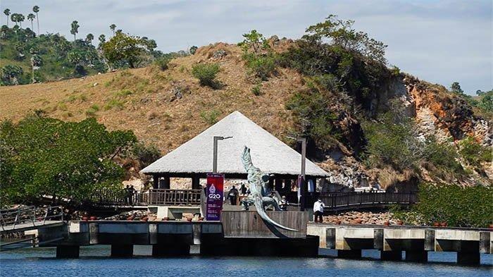 PULAU RINCA - Keindahan Taman Nasional Komodo di Pulau Rinca. Para wisawan bikin liburanmu makin berkesan dnegan mengunjungi Wisata Labuan Bajo di Kota Labuan Bajo,cek harga tiket pesawat dari Kupang dengan menggunakan pesawat Wings Air, Batik Air dan Citilink.