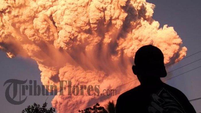 WARGA BERHAMBURAN - Warga di Desa Talibura Kecamatan Talibura, Kabupaten Sikka panik dan lari berhamburan ke jalan Trans Flores Maumere -Larantuka pasca erupsi gunung Lewotobi Laki-laki, Selasa (17/6/2025).