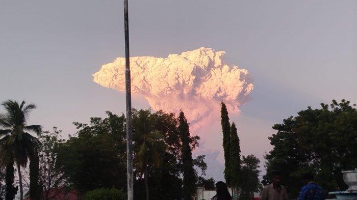 ERUPSI - Visual kolom letusan Gunung Lewotobi Laki-laki terlihat jelas dari kota Maumere, Kabupaten Sikka, NTT, Selasa (17/6/2025).