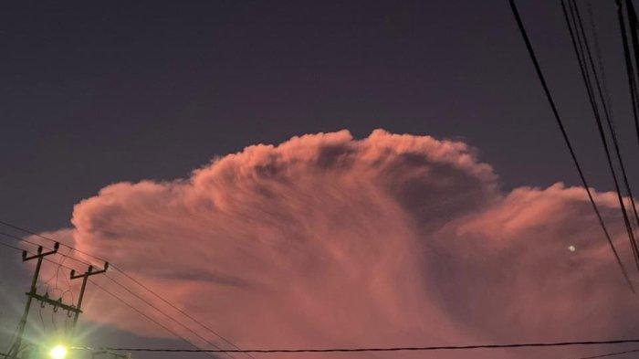 ERUPSI - Gunung Lewotobi Laki-laki di Kabupaten Flores Timur NTT mengalami erupsi Selasa (17/6/2025)