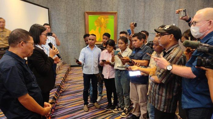 Branch Manager Bank BTN Cabang Kupang Lolaria N Pardede didampingi Ketua Dewan Penasihat PWI Provinsi NTT, Dion DB Putra saat jumpa pers pada Pembukaan UKW PWI bersama BUMN di Kupang, Nusa Tenggara Timur, Kamis (28/12/2023).