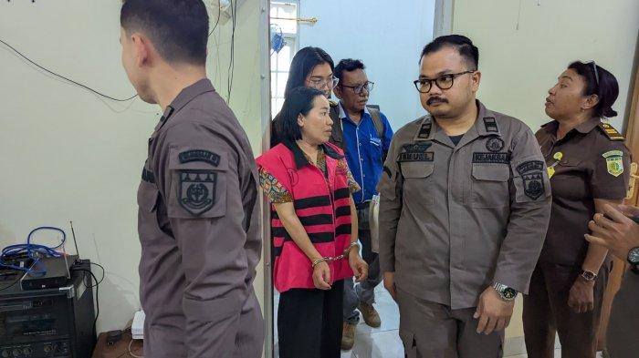 TERSANGKA - Eks Kepsek SMK Negeri 1 Larantuka, Lusia Fernandez, ditetapkan jadi tersangka dan ditahan di Rutan Larantuka, Kabupaten Flores Timur, Kamis (3/7/2025).
File foto di FTP: 01-Tersangka