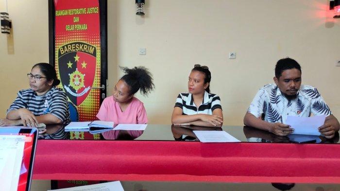 Mariance Kabu (MK), korban TPPO asal NTT bersama Pdt Emi Sahertian, dan anggota Solidaritas untuk MK, menyampaikan tuntutan dan berdiskusi dengan pihak Polda NTT, Jumat (27/9).