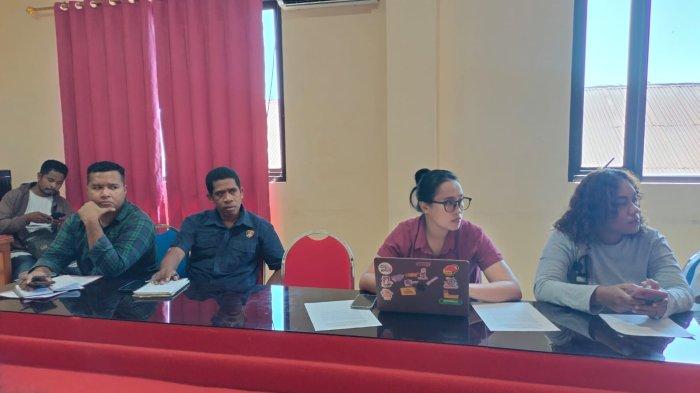 Mariance Kabu (MK), korban TPPO asal NTT bersama Pdt Emi Sahertian, dan anggota Solidaritas untuk MK, menyampaikan tuntutan dan berdiskusi dengan pihak Polda NTT, Jumat (27/9).