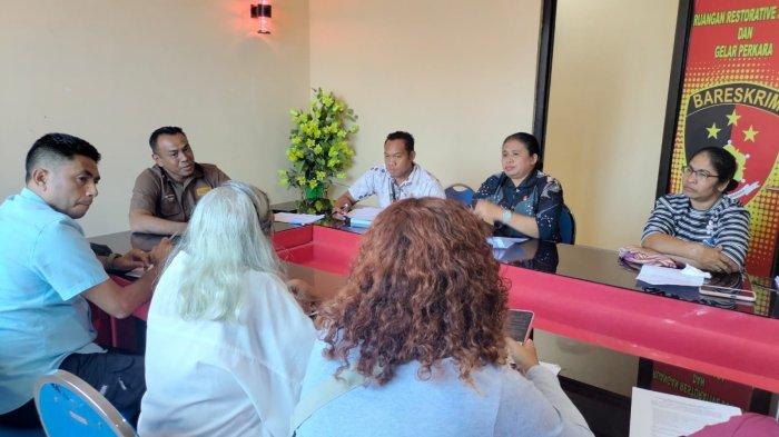 Mariance Kabu (MK), korban TPPO asal NTT bersama Pdt Emi Sahertian, dan anggota Solidaritas untuk MK, menyampaikan tuntutan dan berdiskusi dengan pihak Polda NTT, Jumat (27/9).