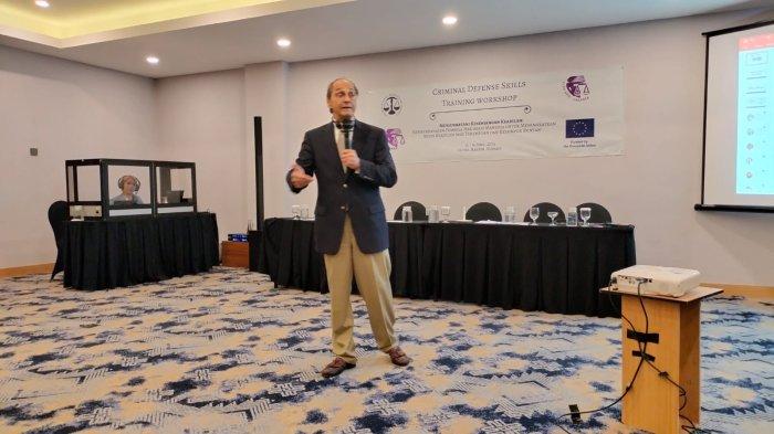 MICHAEL KARNAVAS -- Pemateri Michael G Karnavas dalam Criminal Defense Skills Training Workshop dengan tema Menjembatani Kesenjangan Keadilan, memberdayakan pembelajaran Hak Asasi Manusia (HAM) untuk meningkatkan Akses Keadilan Bagi Perempuan dan Kelompok Rentan, Rabu (12/6)