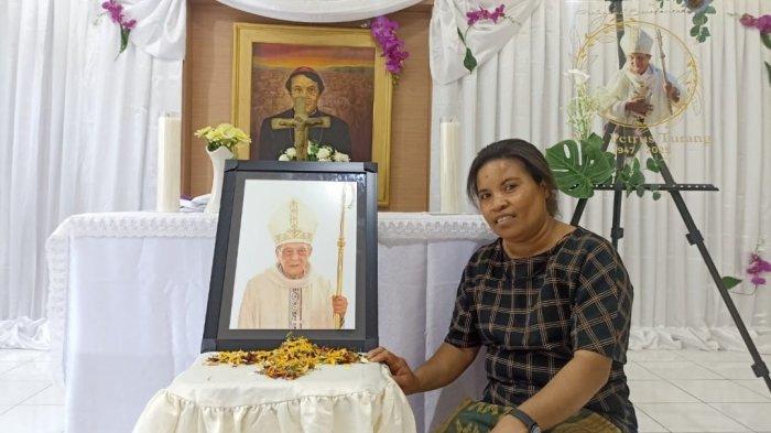 Petugas Masak di Keuskupan Agung Kupang, Magdalena Darinya.