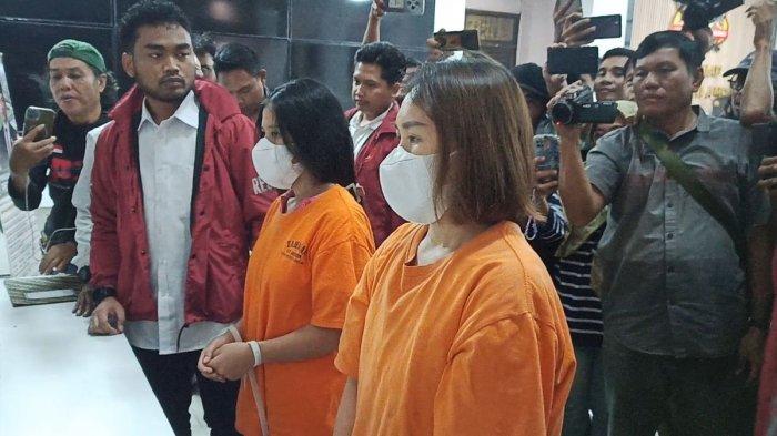 TERSANGKA - Rosliana dan Merlin, tersangka penganiayan ART asal Sumba, ditahan Polresta Barelang setelah terbukti melakukan penyiksaan terhadap Intan.