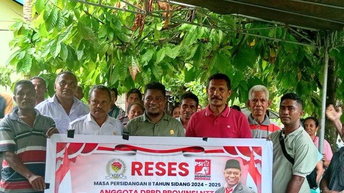 Anggota Dewan Perwakilan Rakyat (DPRD) NTT, Marinus Manis SAAT Reses di Dusun Pomat, Desa Hokor, Kecamatan Bola, Kabupaten Sikka, Rabu (19/3).