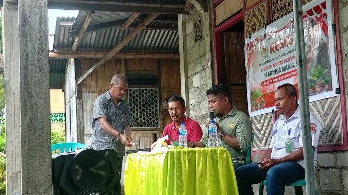 Anggota Dewan Perwakilan Rakyat (DPRD) NTT, Marinus Manis SAAT Reses di Dusun Pomat, Desa Hokor, Kecamatan Bola, Kabupaten Sikka, Rabu (19/3).