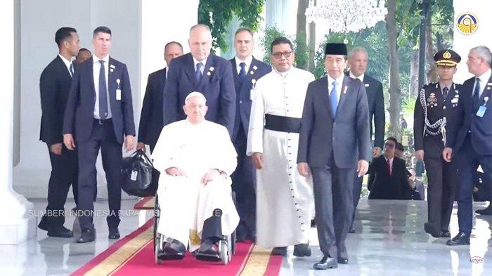 Pater Dr. Markus Solo Kwuta SVD (berjubah putih) saat mendampingi Paus Fransiskus melakukan kunjungan kenegaraan ke Istana Merdeka Jakarta, Rabu (4/9/2024).