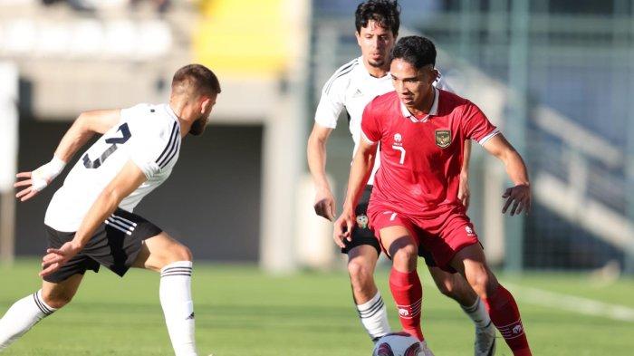 Pemain Timnas Indonesia, Marselino Ferdinand (kanan) berduel dengan dua pemain Libya dalam laga uji coba di Mardan Sports Complex, Antalya, Turki, Jumat (5/1/2024).