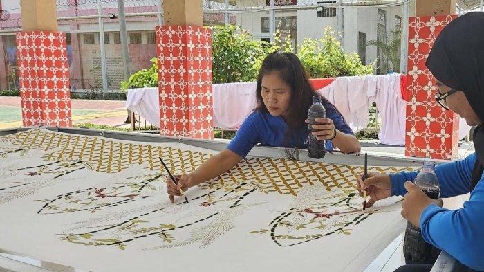 Mary Jane saat membatik LPP Kelas IIB Yogyakarta, di Wonosari, Gunungkidul.