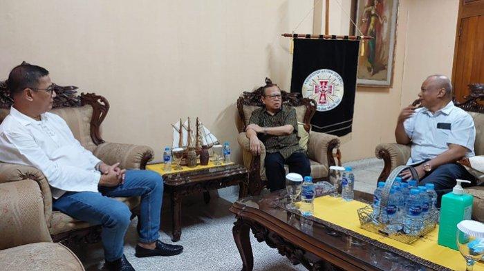 Mayong Suryolaksono (kiri) dan AM Putut Prabantoro (kanan) saat menjelaskan rencana kunjungan Paguyuban Wartawan Katolik Indonesia (PWKI) ke Vatikan kepada Uskup Agung Jakarta Kardinal Ignatius Suharyo di Jakarta, Rabu (10/4/2024).