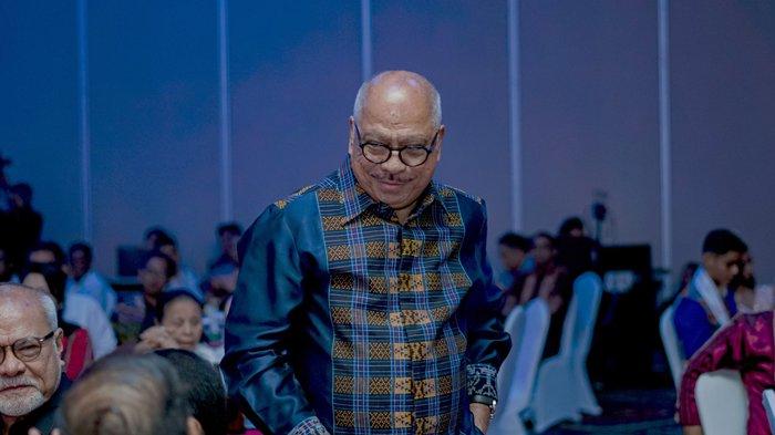 Anggota DPR asal NTT, Melchias Marcus Mekeng alias Melky Mekeng saat menerima Pos Kupang Award 2023 di Hotel Aston Kupang, Senin (11/12/2023) malam.