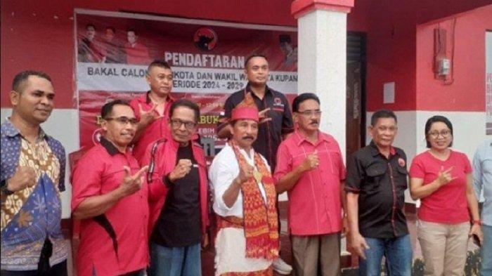 George Hadjoh (tengah, pakaian adat) saat mendaftar di DPC PDI Perjuangan Kota Kupang.