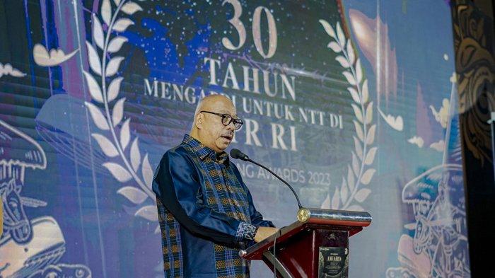 Anggota DPR asal NTT, Melchias Marcus Mekeng alias Melky Mekeng saat menerima Pos Kupang Award 2023 di Hotel Aston Kupang, Senin (11/12/2023) malam.