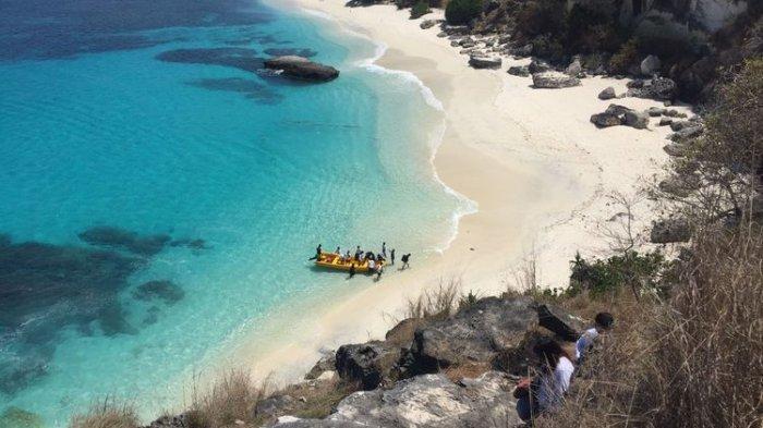 Mendaki tebing untuk mencapai puncak Watu Peti, NTT