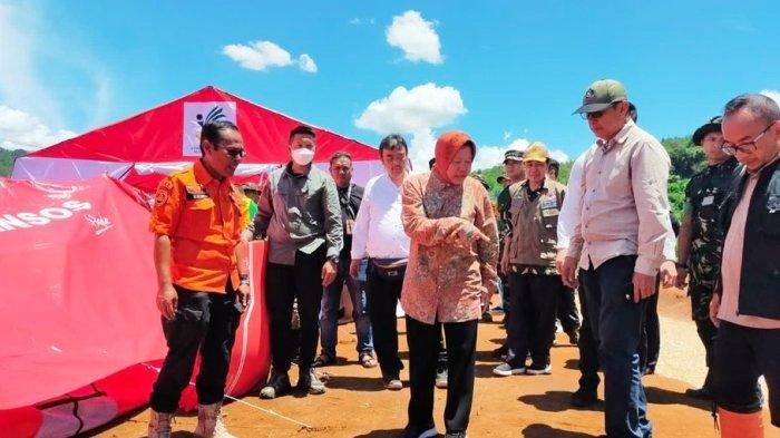 Mensos RI Tri Rismaharini meninjau tenda pengungsian warga terdampak longsor di Kampung Cibatu Hilir, Desa Sekarwangi, Kecamatan Cibadak, Kabupaten Sukabumi, Kamis (25/1/2024). Ia meminta tambahan tenda, terutama untuk memisahkan pengungsi yang sakit.
