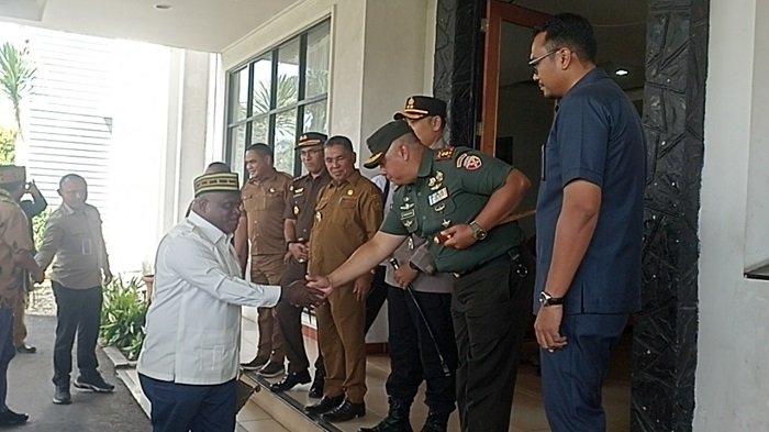 Menteri HAM RI Natalius Pigai tiba di Kantor Bupati Manggarai diterima oleh Wabup Manggarai Fabianus Abu dan Unsur Forkopimda.
