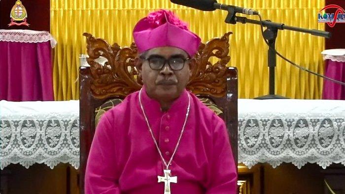 Mgr. Hironimus Pakaenoni saat diumumkan sebagai Uskup Agung Kupang yang baru di Gereja Santa Maria Assumpta Kupang, Sabtu (9/3/2024) malam.