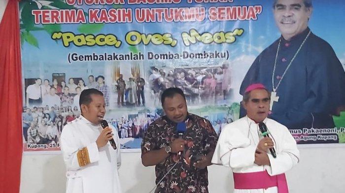 BERNYANYI BERSAMA - Mgr. Hironimus Pakenoni bersama Pastor Paroki St. Fransiskus dari Asisi BTN, Romo Dus Bone dan Pastor Rekan, Romo Tony Kobesi, saat melantunkan tembang