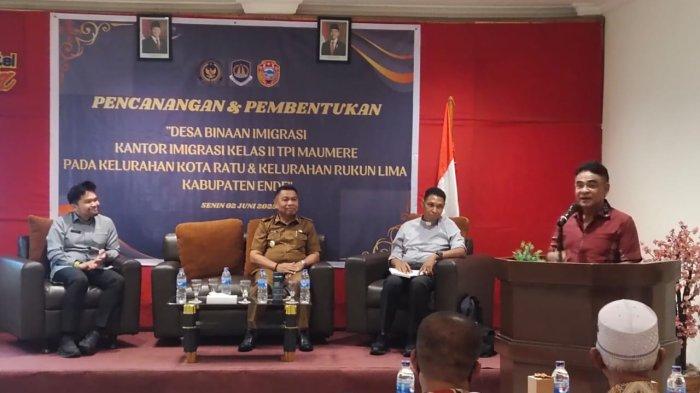 IMIGRASI - Kantor Imigrasi Kelas II TPI Maumere menggelar kegiatan pencanangan dan pembentukan dua desa binaan di Kabupaten Ende guna mencegah TPPO, Senin (2/6/2025), Hotel Grand Wisata, Kota Ende.