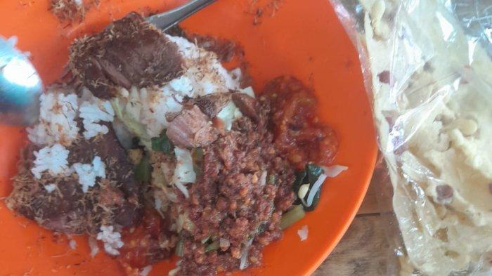 NASI URAP MIX DAGING AMPAL GORENG - Nasi rupa mix ampal sapi goreng di Warung Lumayan, pojok Jalan WJ Lalamentik Depan Dinas PU NTT, Sabtu 16 Desember 2023