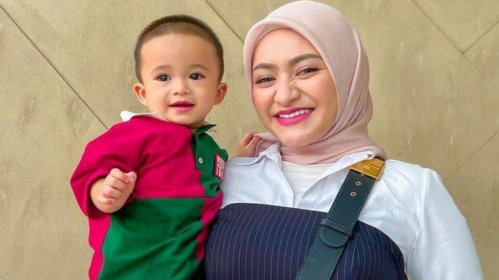 STEPE -- Natahlia Holcher dan putranya, Adzam. Belum lama ni sang putra tetiba step yang membuat Nathalia Holscher nangis
