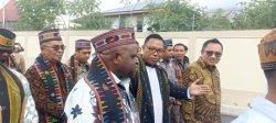 TIBA DI UNIKA - Menteri HAM RI Natalius Pigai saat tiba di Unika St Paulus Ruteng, Kabupaten Manggarai NTT.