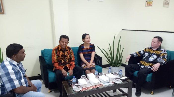 NGOPI -Ketua Pengurus KSP Kopdit Pintu Air, Yakobus Jano (safari motif Sumba) bersama jajarannya ngopi bareng Pos Kupang, sebelum podcats di kantor Harian Pos Kupang, Sabtu, 29 Juli 2023.