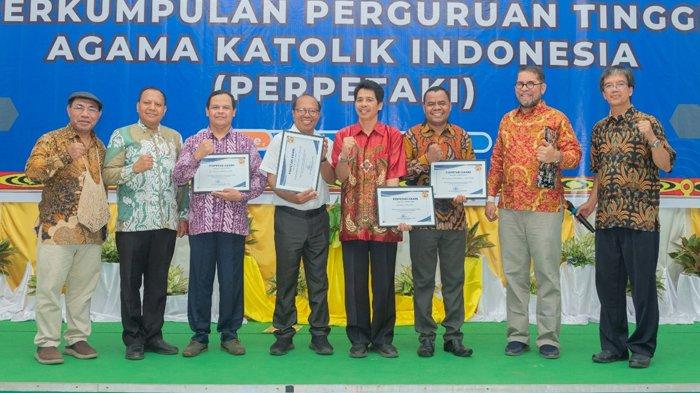 Penyerahan hadiah bagi para pemenang PERPETAKI Awards 2024 yang memiliki publikasi pada jurnal internasional terindeks scopus pada tahun 2023-2024. Penerima hadiah pose bersama badan pengurus PERPETAKI.