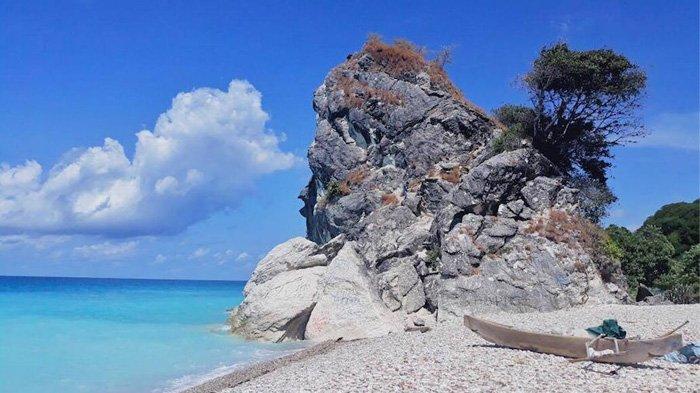 Batu besar yang menghiasi pantai Kolbano, salah satu destinasi wisata pantai Kabupaten Timor Tengah Selatan (TTS), Provinsi Nusa Tenggara Timur (NTT).