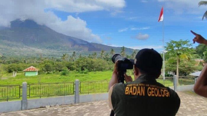 PANTAU GUNUNG -- seorang pengamat Gunung Lewotobi Laki-laki, Emanuel Bere, memantau aktivitas gunung dari Kantor Pos PGA di Desa Pululera, Kecamatan Wulanggitang, Flores Timur.