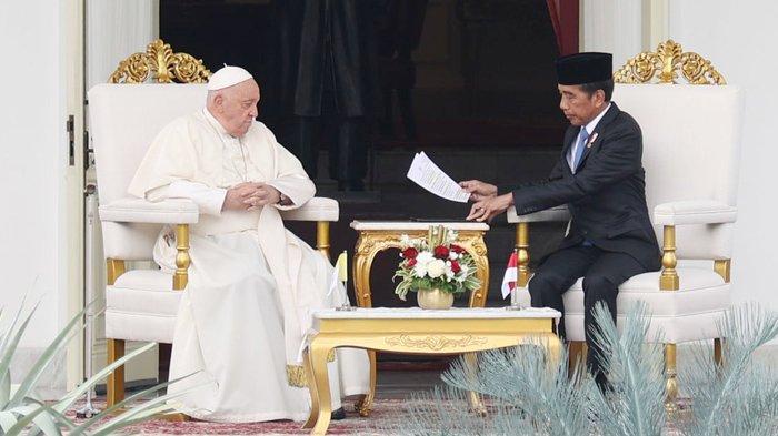 Presiden Joko Widodo dan Paus Fransiskus mengadakan pertemuan empat mata di Veranda Istana Merdeka, Jakarta, Rabu (4/9/2024).
