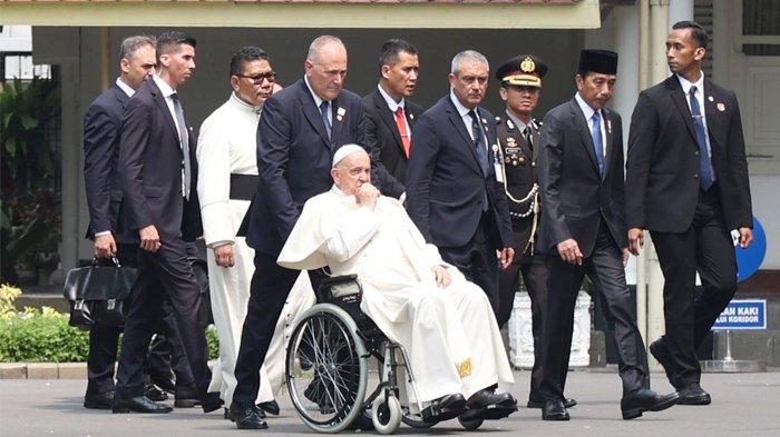 Presiden Joko Widodo dan Paus Fransiskus berjalan menuju Istana Negara untuk mengikuti pertemuan dengan korps diplomatik dan tokoh agama yang dilaksanakan di Istana Negara, Jakarta, Rabu (4/9/2024).