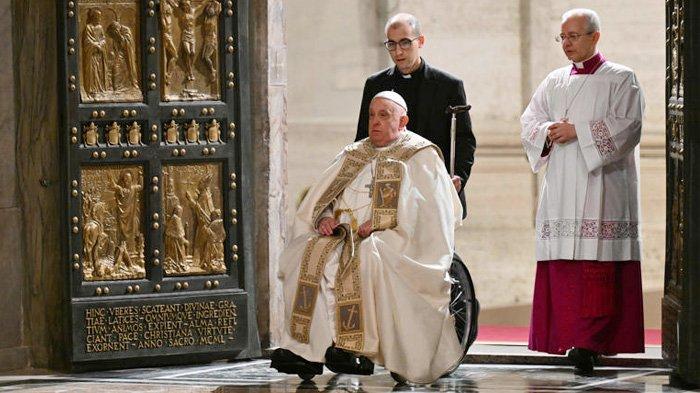 Paus Fransiskus membuka Pintu Suci Basilika Santo Petrus di Vatikan untuk menandai dimulainya Tahun Yobel Katolik, pada 24 Desember 2024.