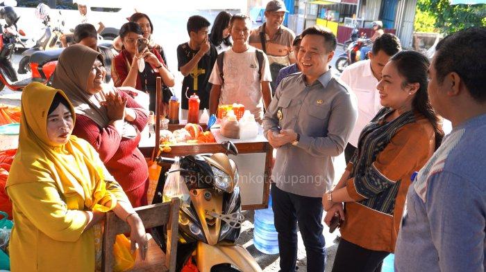 SALOME - Wali Kota dan Wakil Wali Kota Kupang bersama rombongan bertemu langsung pedagang salome di Kelurahan Nefonaek yang sebelumnya berseteru dengan Satpol PP.