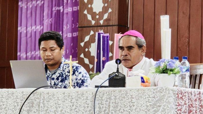Uskup Agung Kupang, Mgr. Hironimus Pakaenoni, didampingi Ketua Komisi Kateketik RD. Yohanes Kartiba, memaparkan materi rekoleksi untuk para katekis di Gereja Paroki Santo Yoseph Pekerja Penfui Kupang, Jumat (13/12/2024)